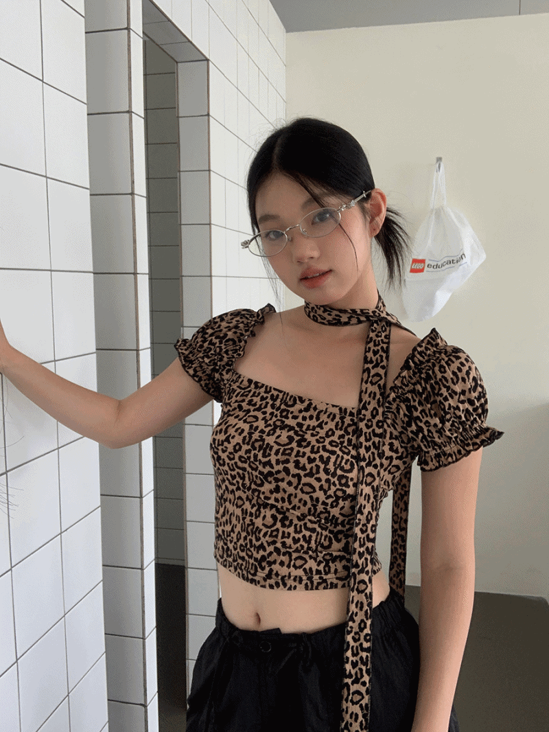 스카프 레오파드 스퀘어넥 반팔 티