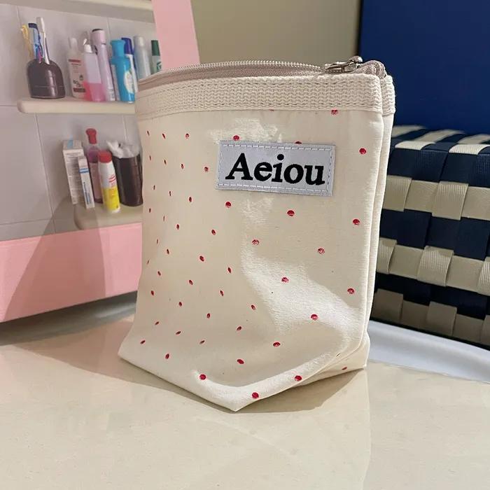 Aeiou Basic Pouch (M size) Red Fruits and Snow