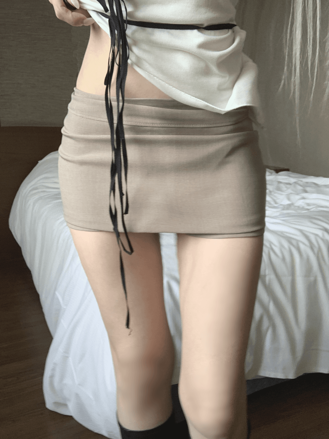 Roina Low-Waist Slim Skirt (Beige)