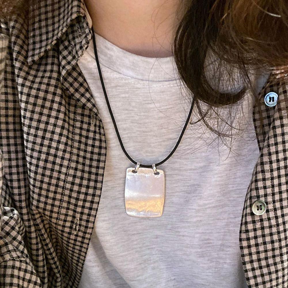 빈티지 사각 펜던트 가죽 목걸이