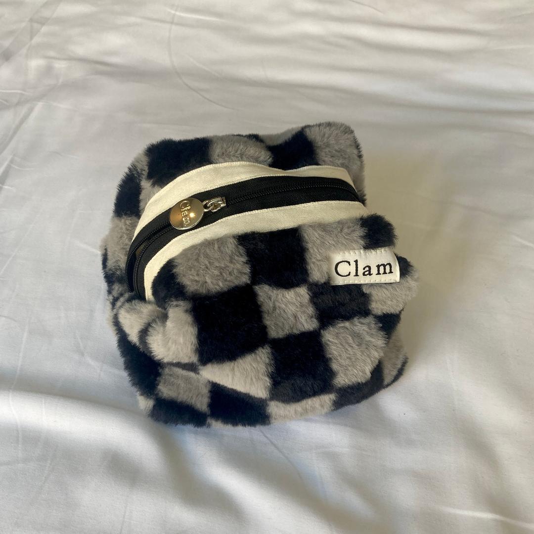 Clam round pouch _ Fur Dark gray Checkerboard