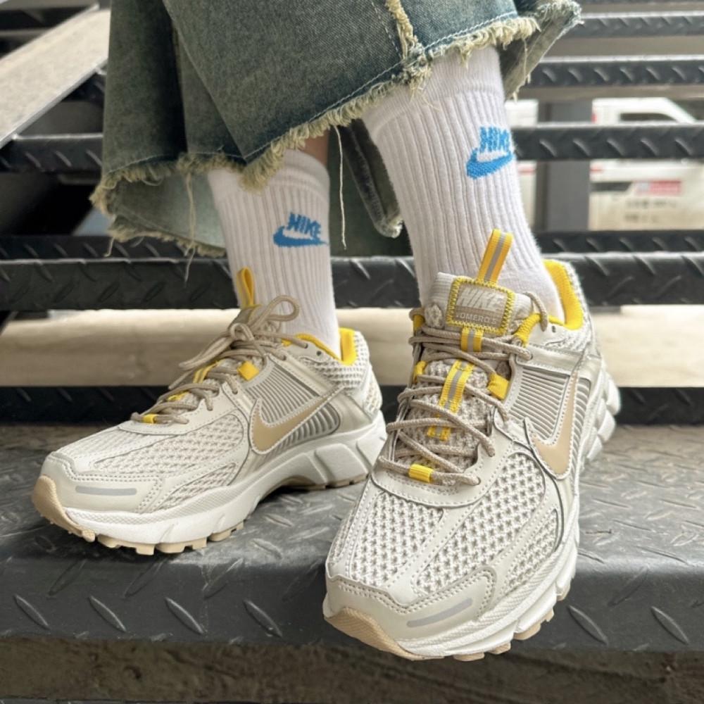 나이키 줌 보메로 5 라이트본 스톤그레이 옐로우