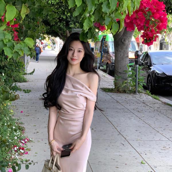 미라벨 새틴 원숄더 드레스