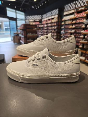 이런 상품 어때요? 반스 남여공용 어센틱 LUX 스니커즈 VN000CZKOUN WHITE