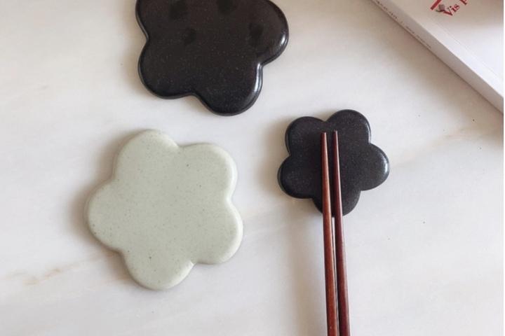 우비그릇 꽃수저받침 플라워 수저받침 2colors (블랙/오트밀)