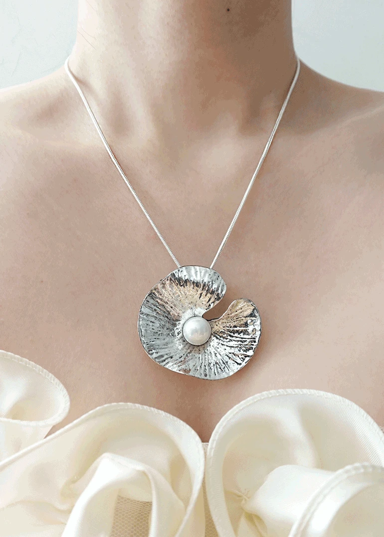 shell necklace | 조개 진주 목걸이