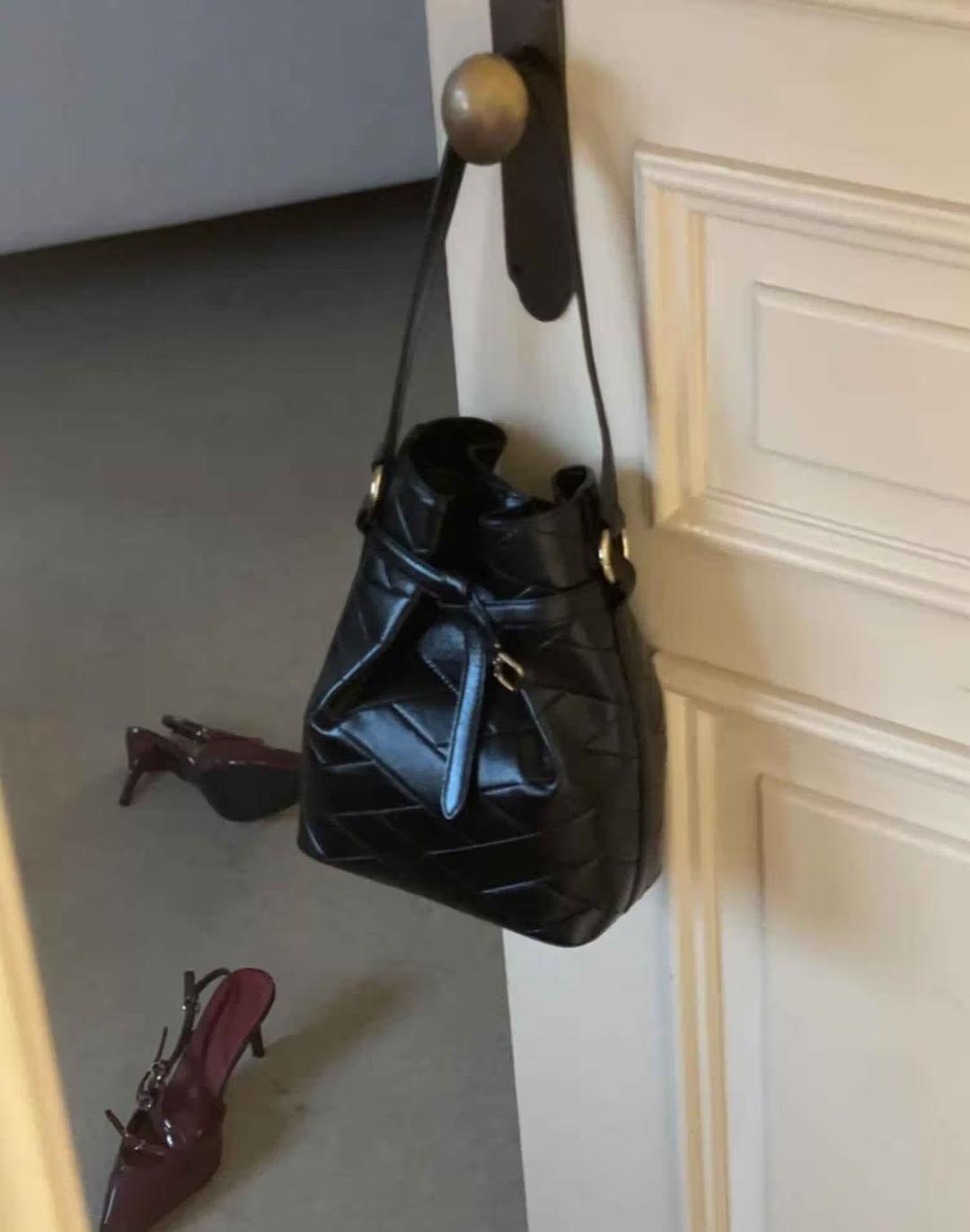 [CARLISLE SHINE] 칼라일샤인 블랙 가죽 스티치 버킷백