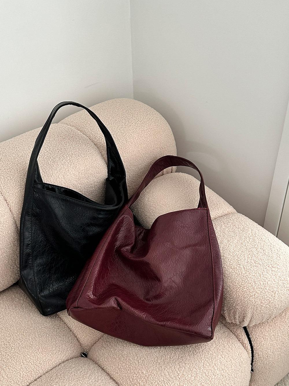 유어봄 당일출고[겨울데일리/보부상백] 어뮤 빈티지 크랙 레더 빅 숄더백 (2color)