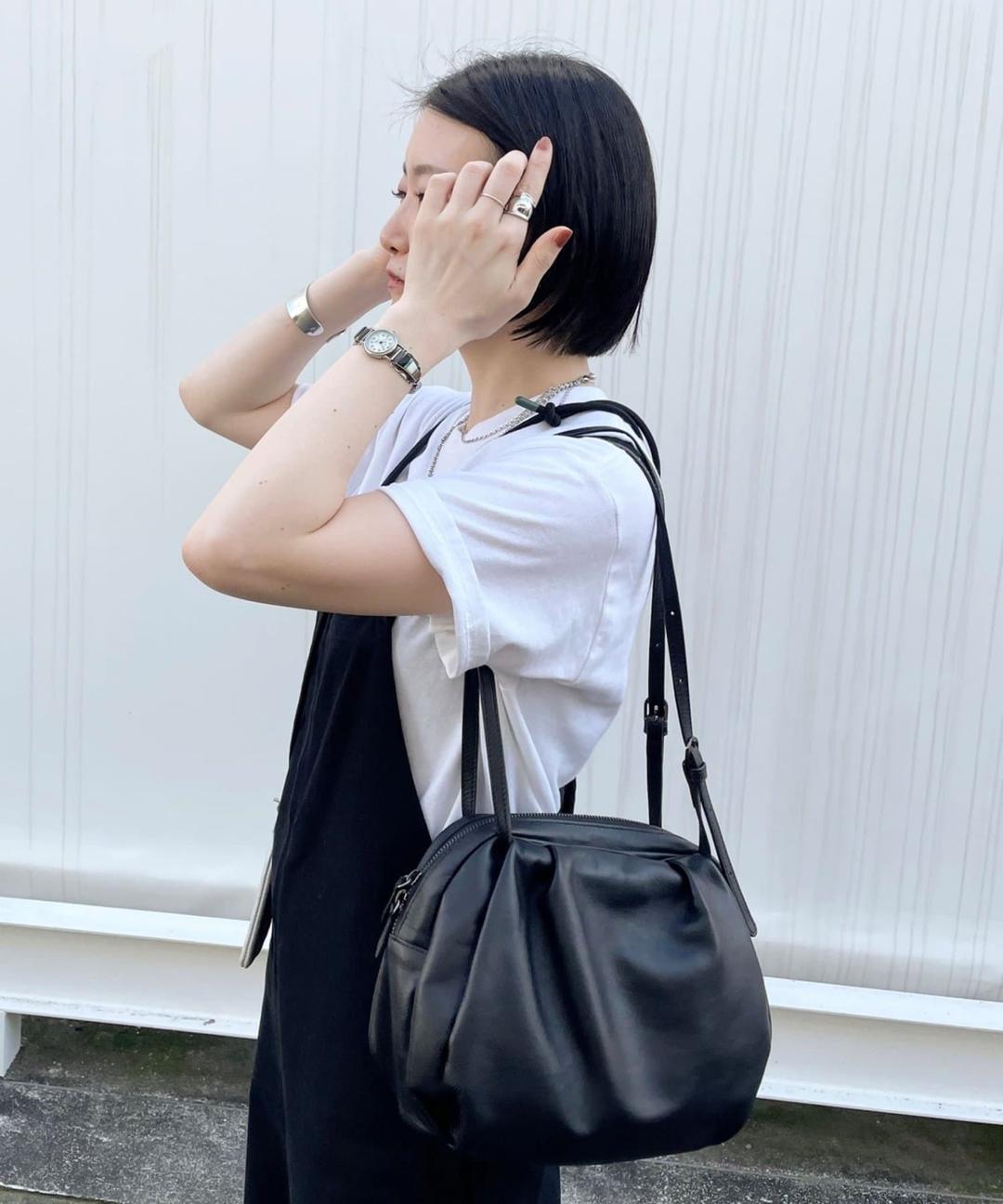 Genuine leather/lightweight/medium size that can fit a 500ml plastic bottle Cologne Boston bag