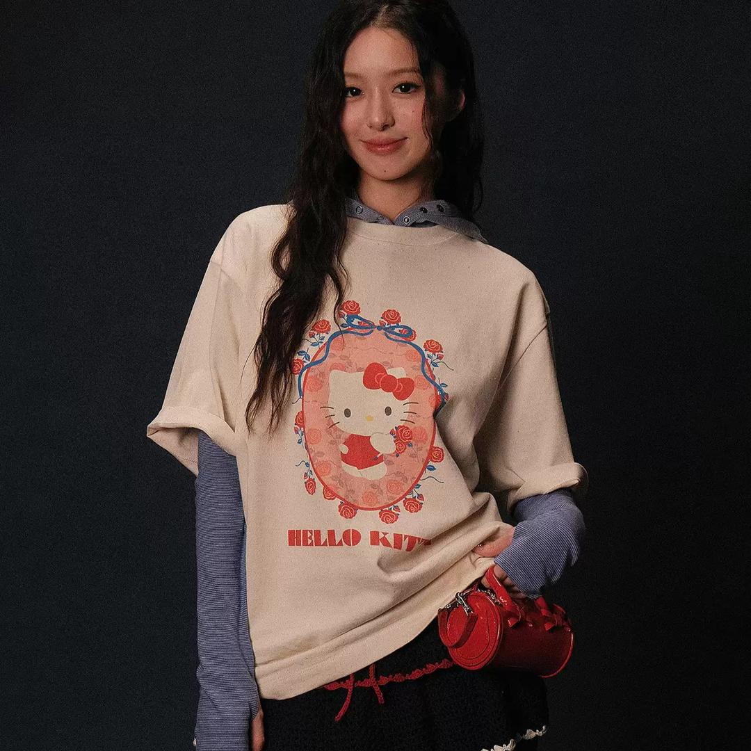 MOROMORO2 모로모로 로즈 키티 반팔티 로고 자수 코튼 티셔츠