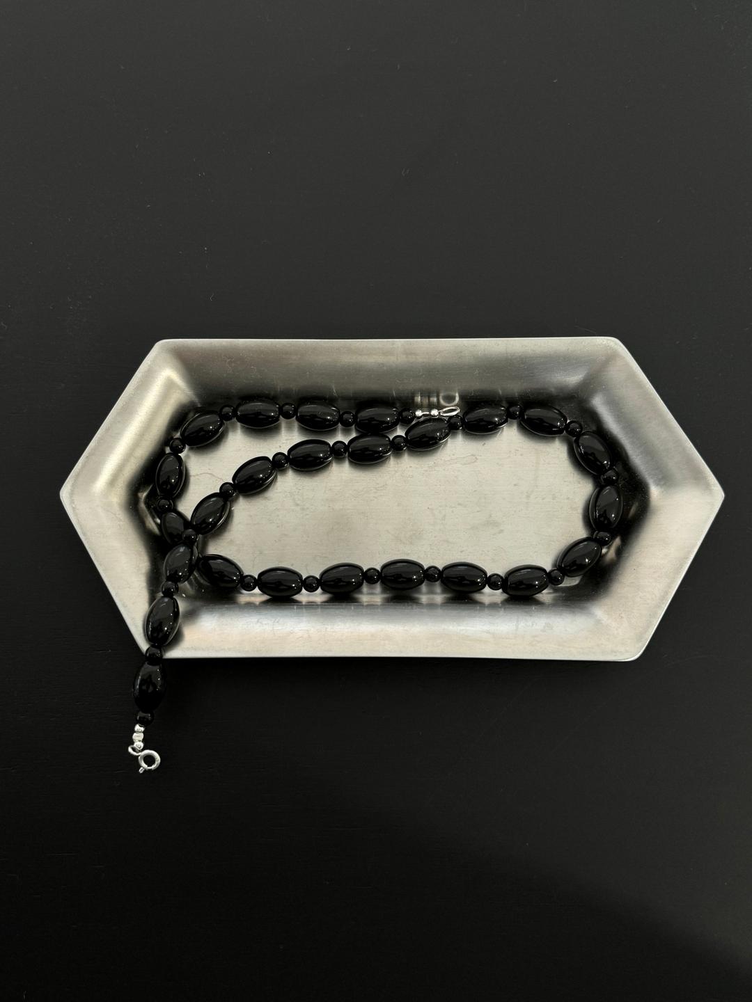 Chic oval onix necklace