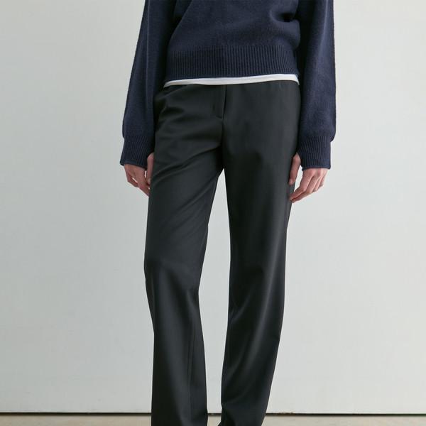 SLIM STRAIGHT SLACKS _ BLACK