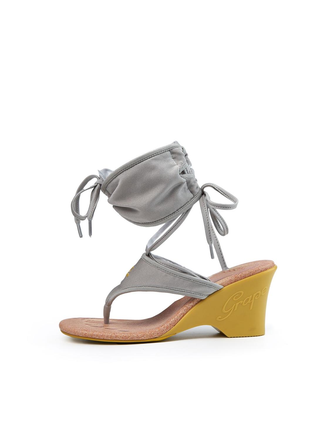그레이프 BIKINI EMBROIDERY WEDGE HEEL FLIP-FLOPS (GREY)