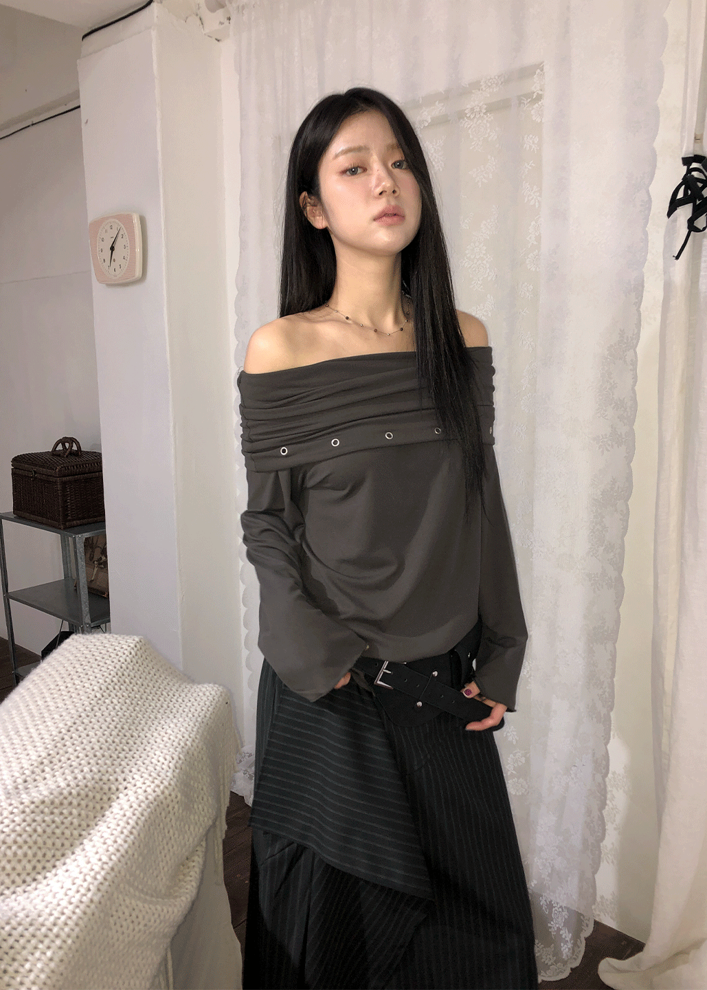 서울베이스드 EYELET OFF SHOULDER TEE