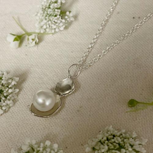 A pearl in shell necklace silver