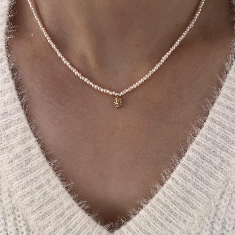 Teardrop pearl necklace