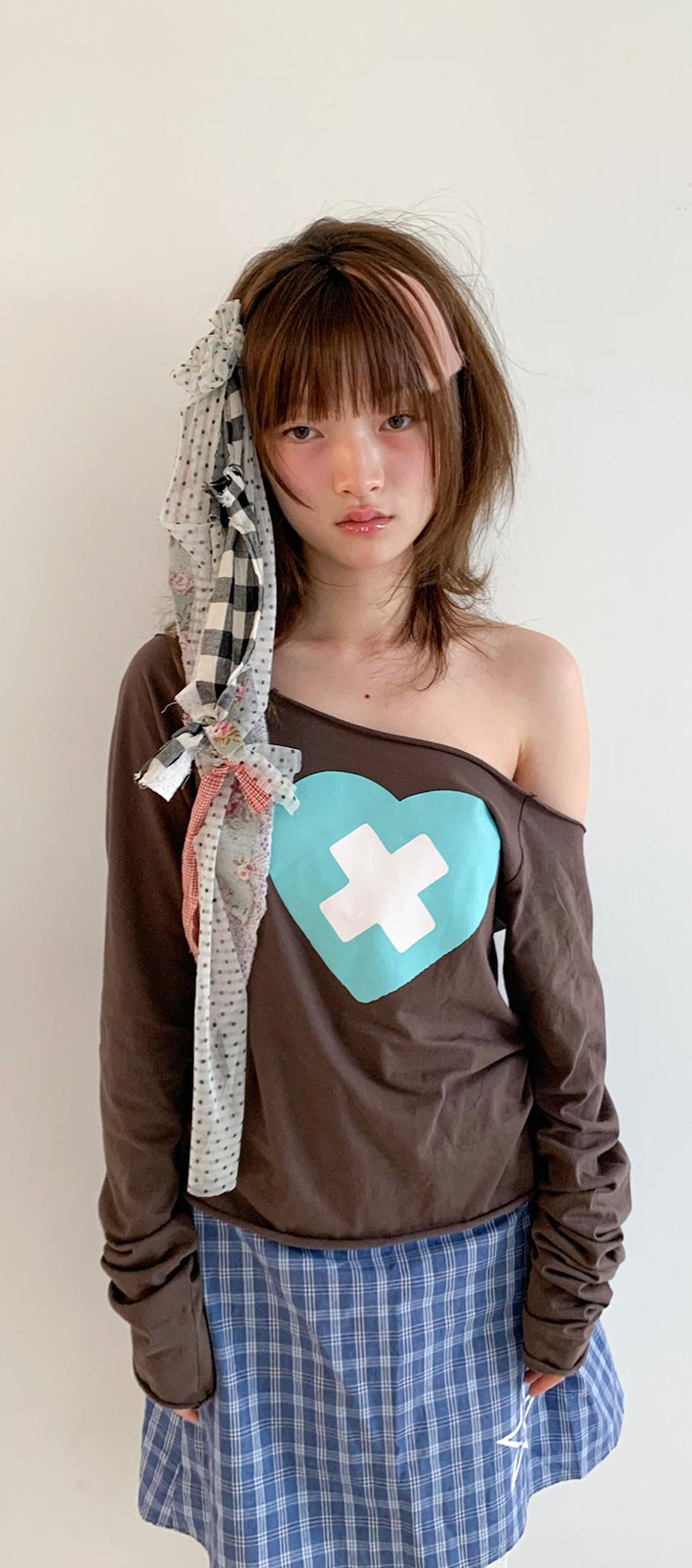 4차★[F.E.E.S] cross heart cut off t-shirt (brown)