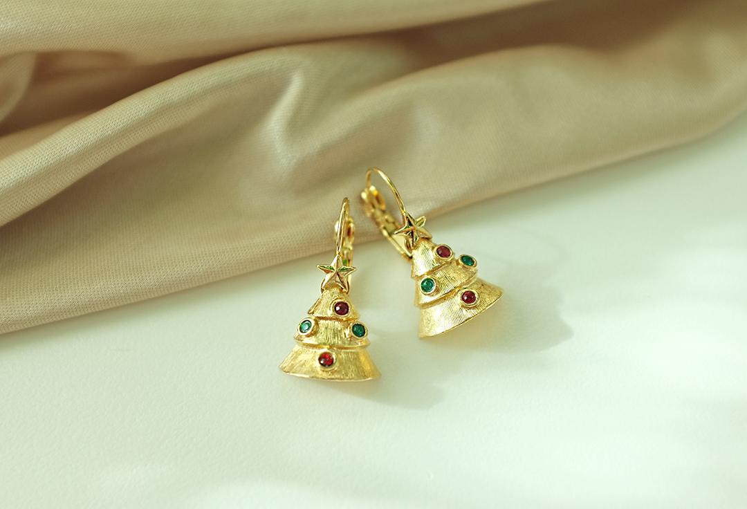 Christmas holiday lovely tree vintage earrings