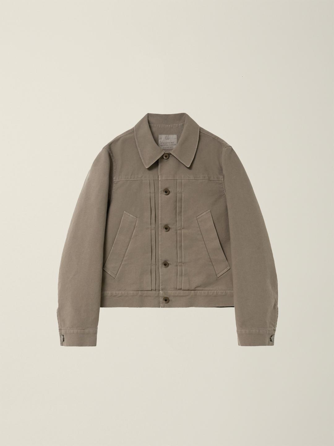 GARMENT DYED DOUBLE PLEATED TRUCKER JACKET  MODERN MOCHA