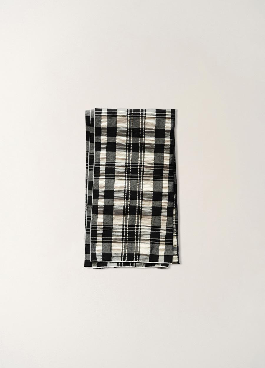 Textured check scarf (Black)
