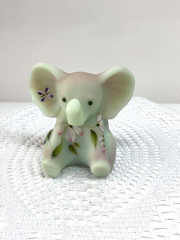 펜톤 글라스 핸드페인트 연꽃 앉아있는 코끼리-아티스트 서명- Fenton Glass Hand Painted Lotus Mist Sitting Elephant. Artist signed and #1976 of 3500