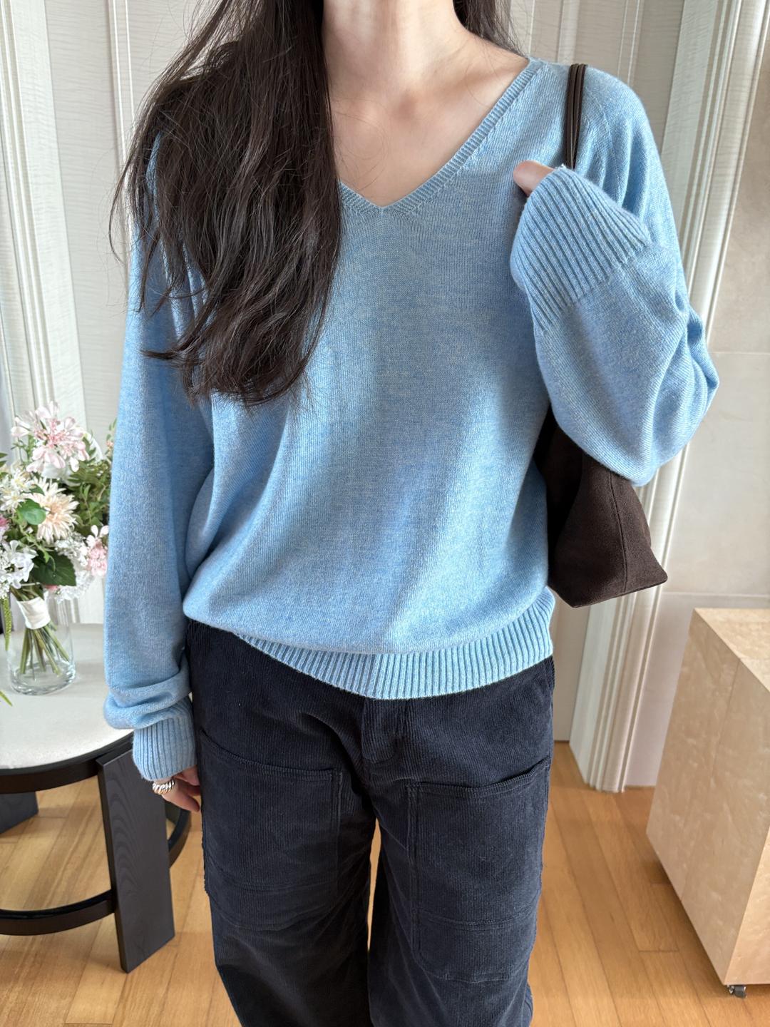 Soft wool cashemere v-neck knit (2C)