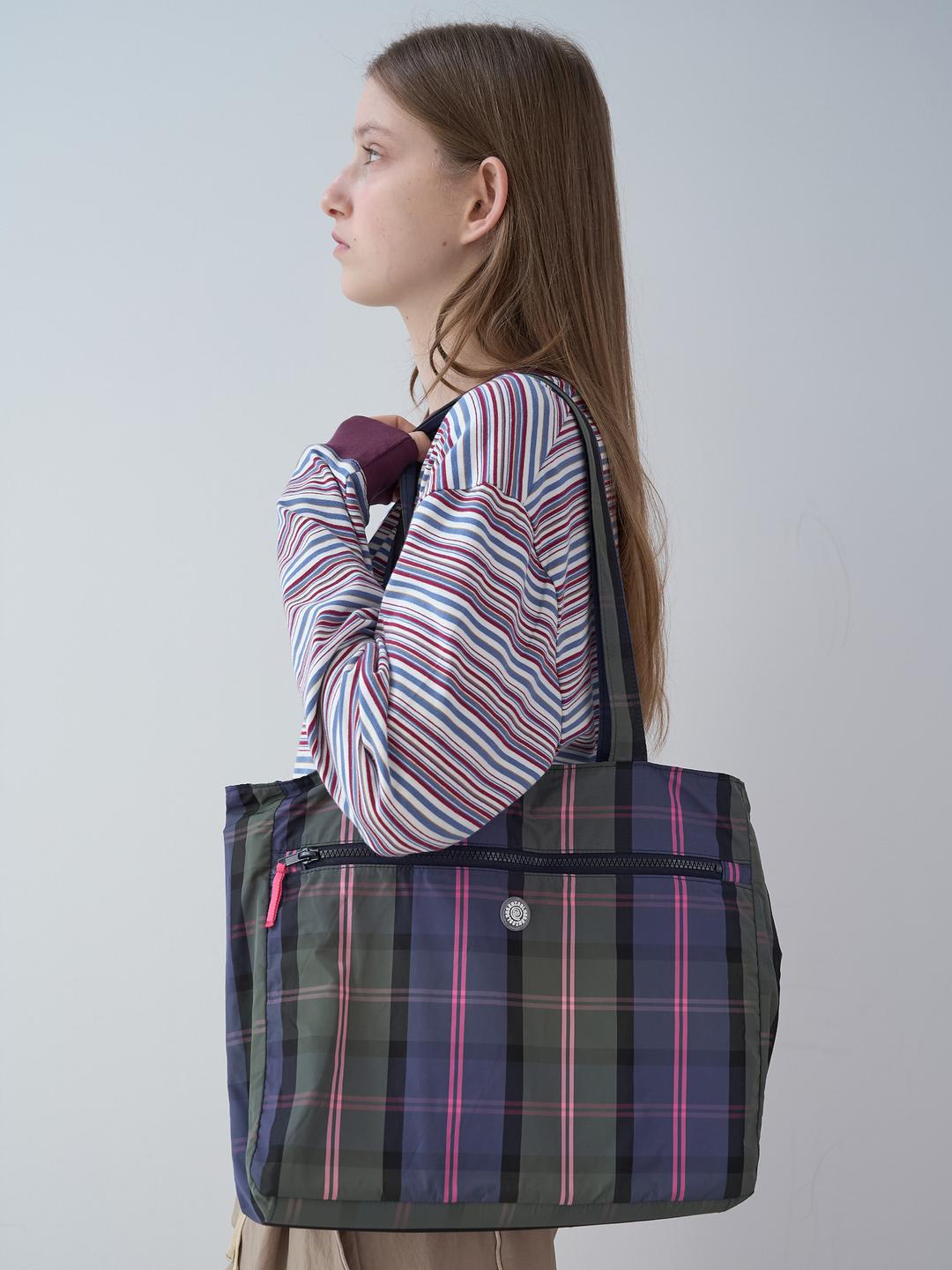 스탬프 패치 체크 숄더백 (Navy)