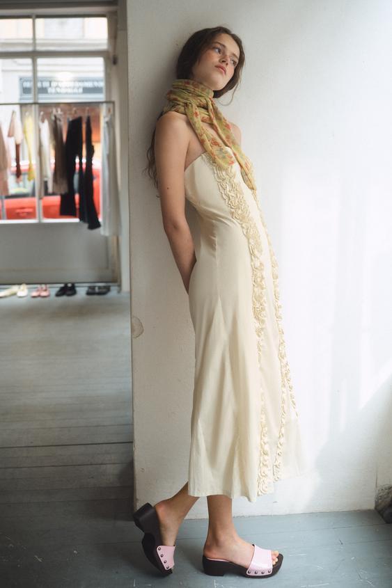 엠보싱 프릴 미디 원피스