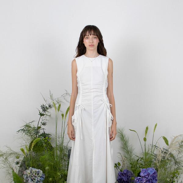 (2차 리오더) SHIRRING RIBBON SLIT DRESS - WHITE