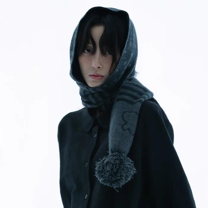 Angel wing stripe pom-pom muffler (Charcoal)