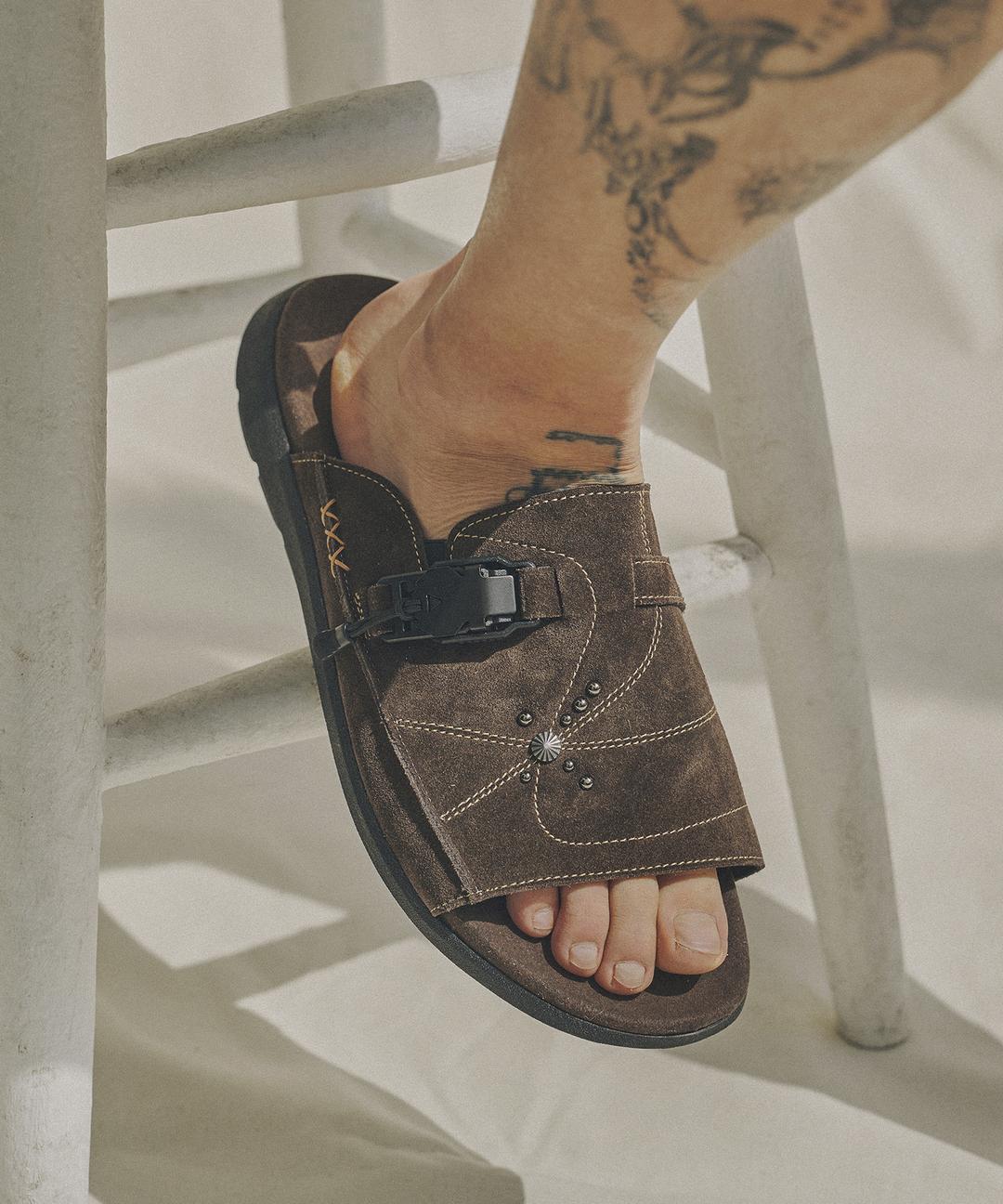 아웃로우 에스닉 콘초 슬라이드 R25M701 (리얼브라운 스웨이드)