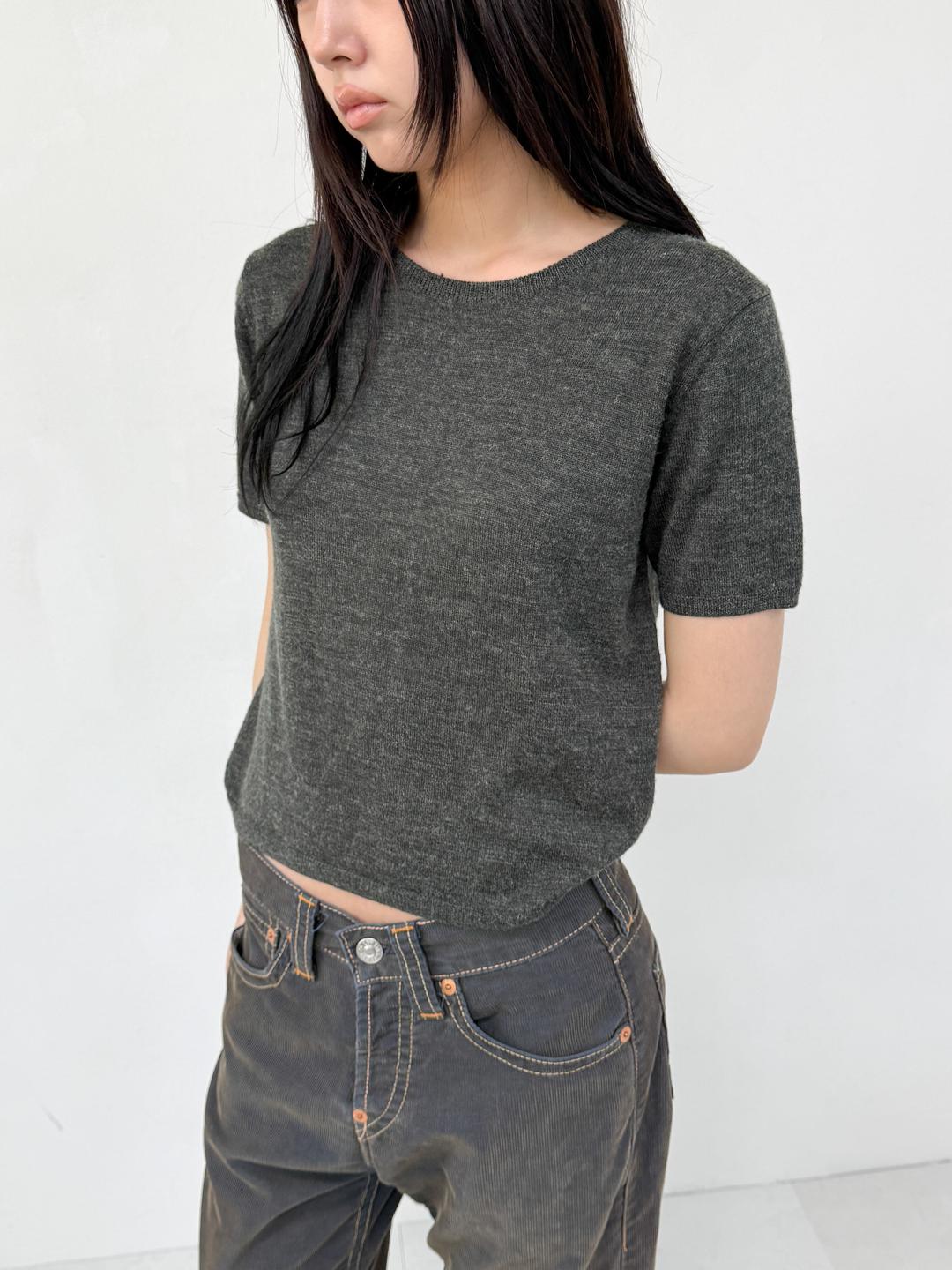 670. Soft fitted knit