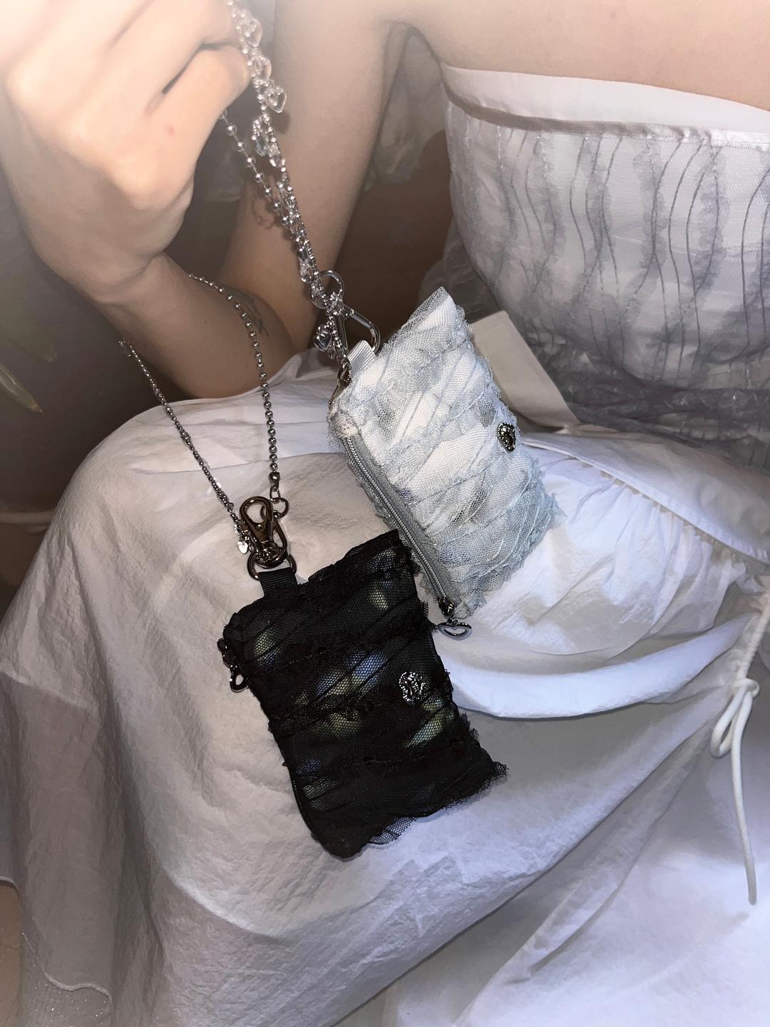 비밀에 잠기어 죽다 pouch keyring(Silver gray)