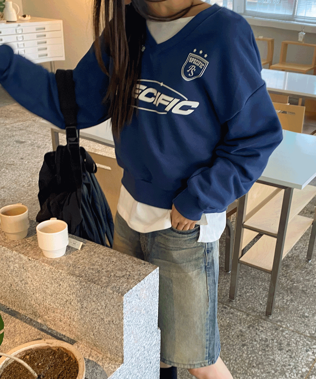 카툰 스포티 브이넥 오버핏 맨투맨