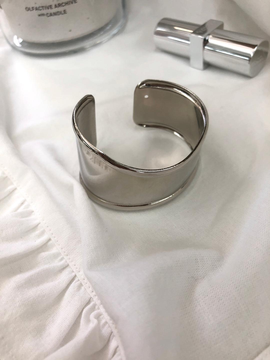 WIDE CURVE BANGLE