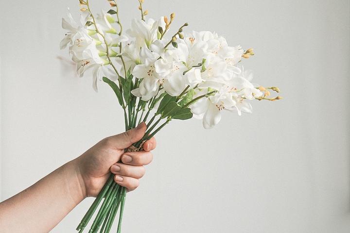 화이트 프리지아조화 부케