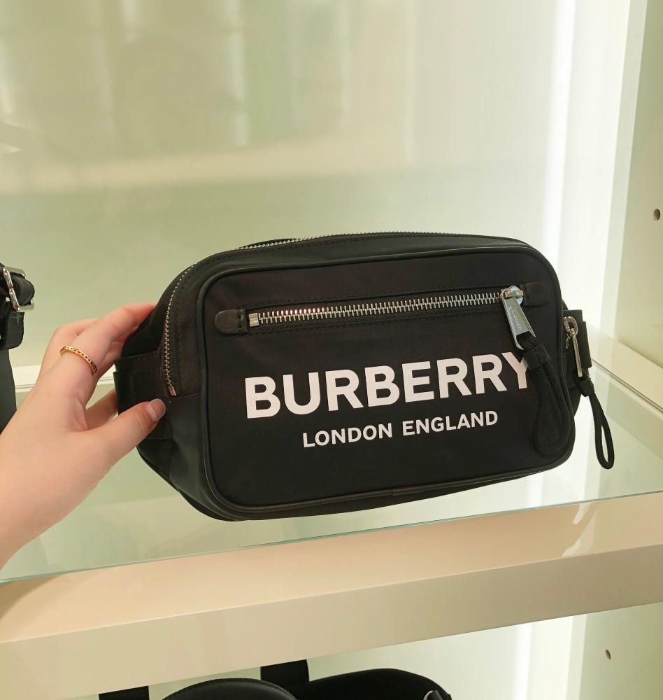[Burberry] 버버리 로고 프린트 ECONYL® 범 백 (블랙) 80210891