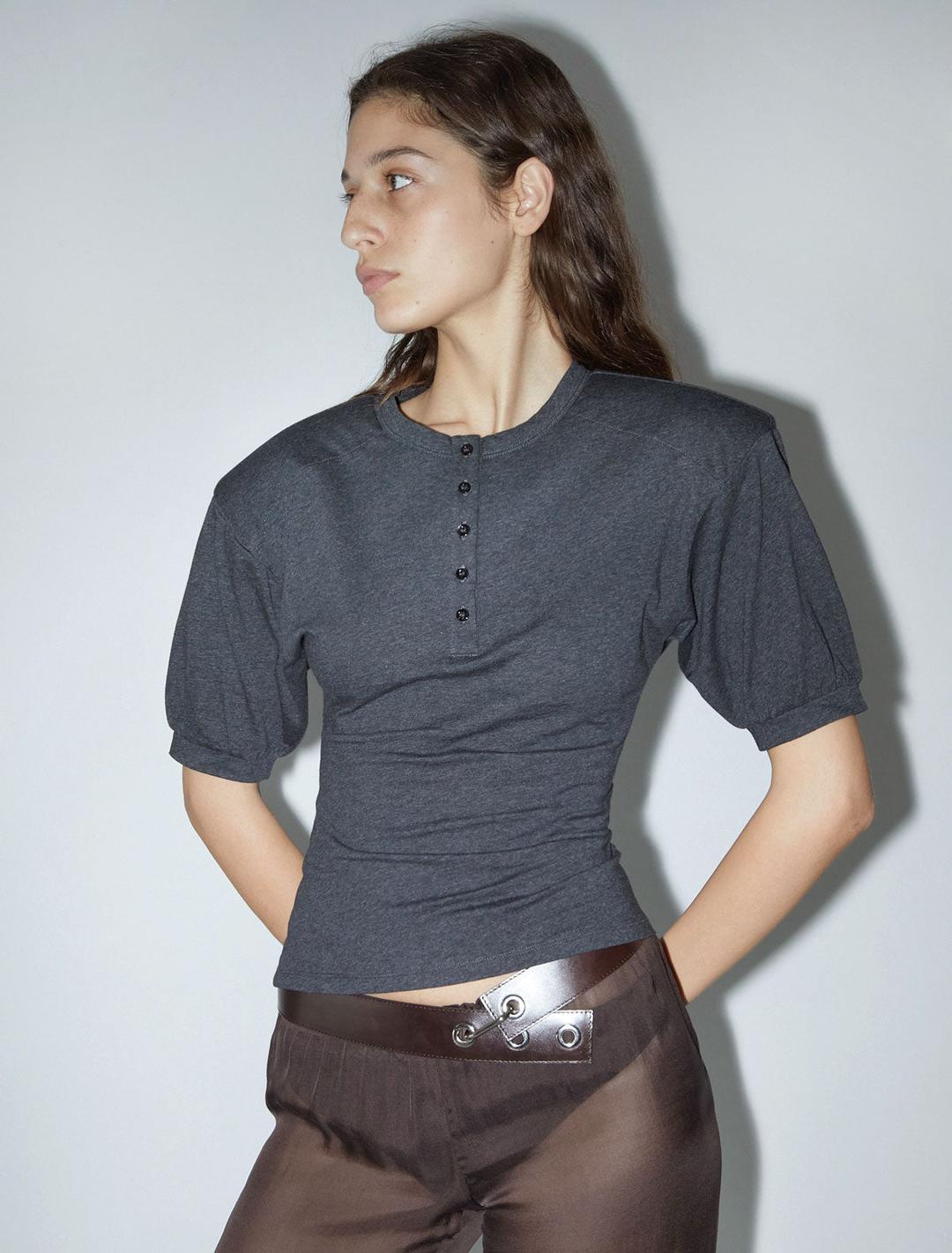 RENFO-Grey short-sleeved top with a henley neckline and removable shoulder pads