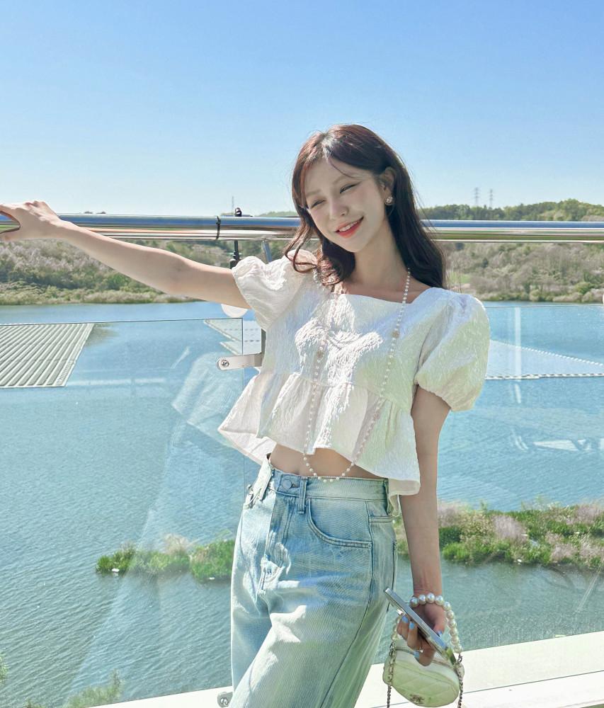 다온 퍼프 크롭 자가드 블라우스 2color 러블리 고급스러운 페미닌 하객 반팔 스퀘어넥