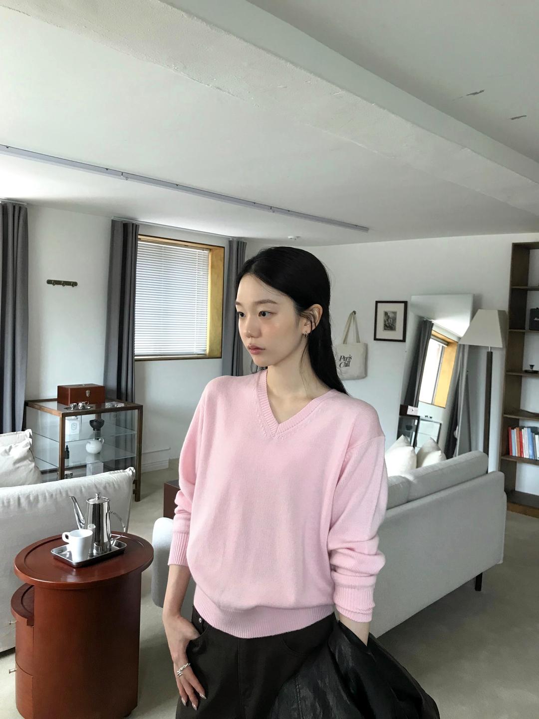 던스트 [lean, 전수현 착용] UNISEX CASHMERE V-NECK SWEATER