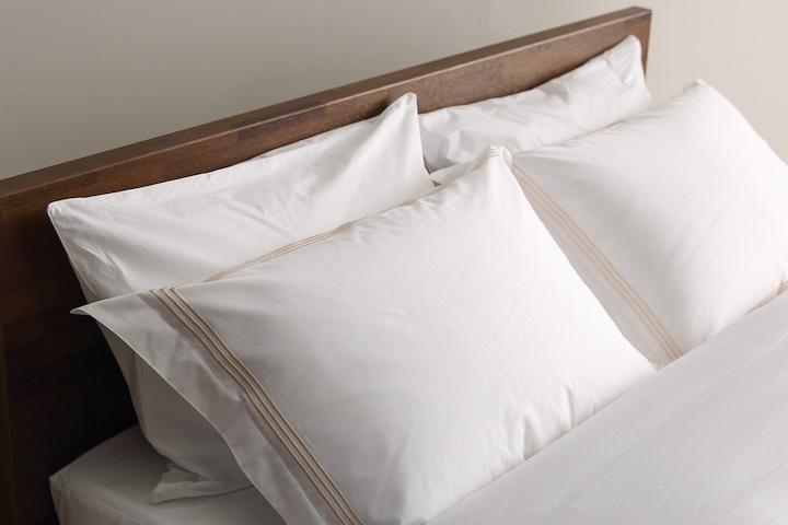 프리미엄 스티치 자수 화이트/네이비 베개커버