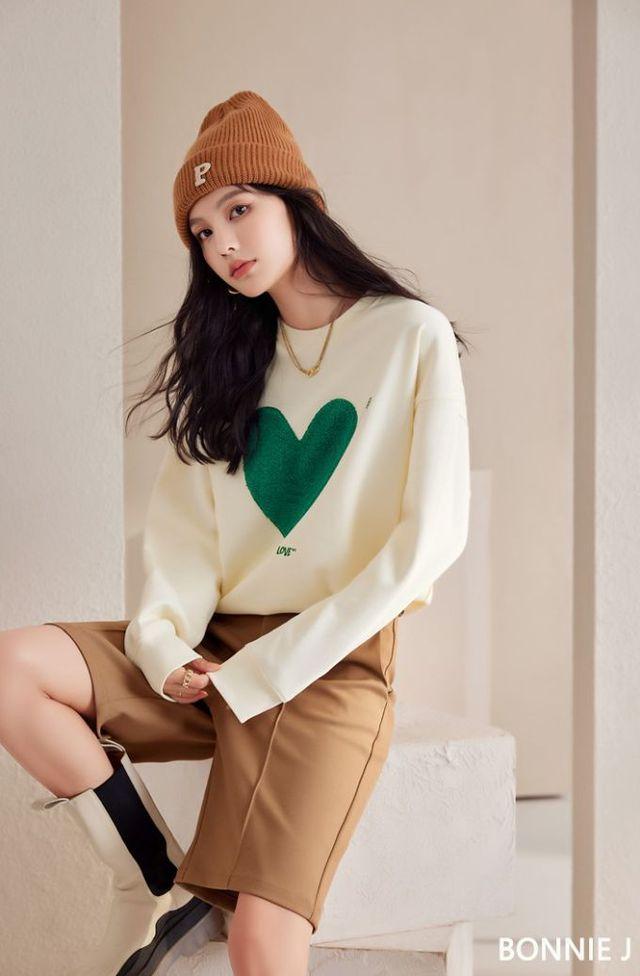 뽀글이 하트자수 라운드 티셔츠