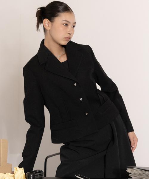 쓰리버튼 핀턱 울 자켓 인 블랙