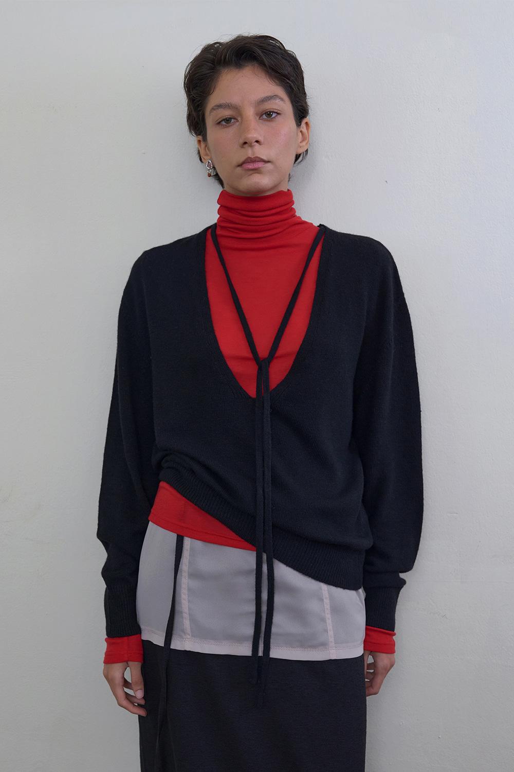 String Detail V-Neck Pullover_Black