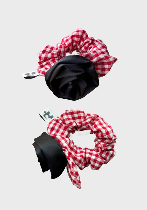 CHECK  ROSE SCRUNCHIE / RED