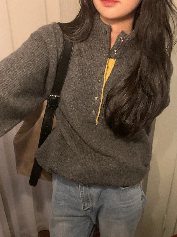 [고퀄/폭닥] 스토니 배색 스트링 하이넥 버튼 울 니트