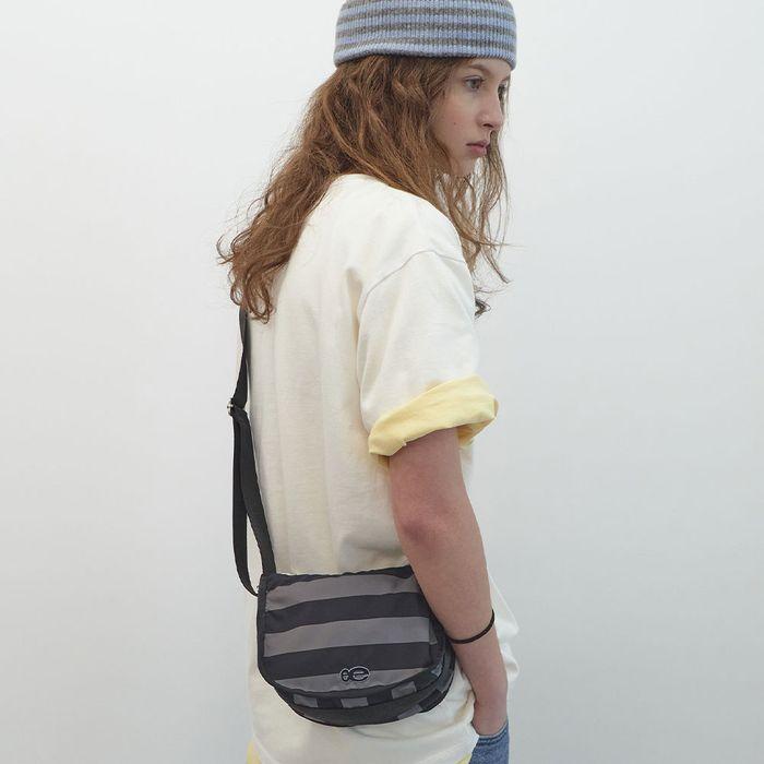 스트라이프 크로스백 (Black)