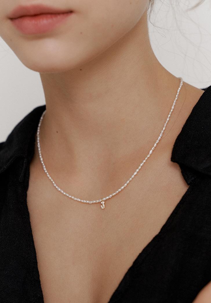 [EXCLUSIVE] petit cubic initial pearl necklace (Silver 925)