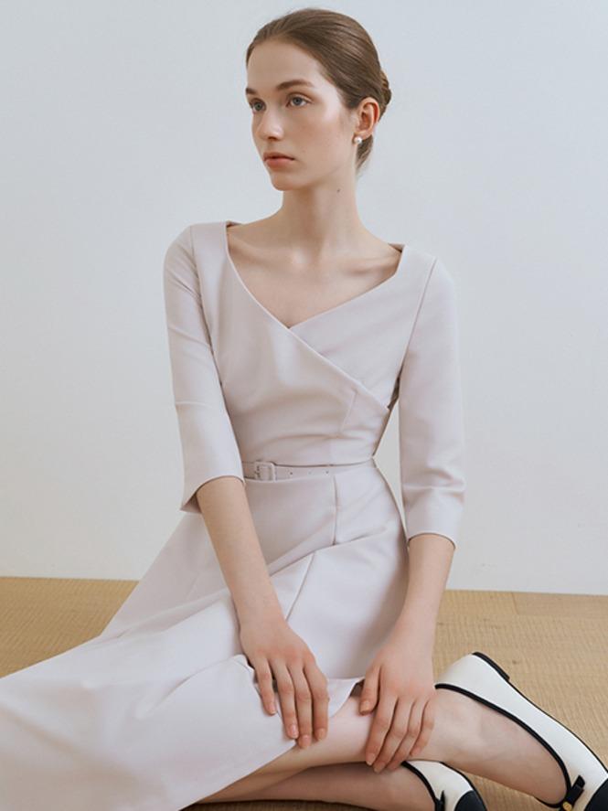 tifof 티에니 브이넥 랩 벨티드 플레어 원피스_LIGHT BEIGE