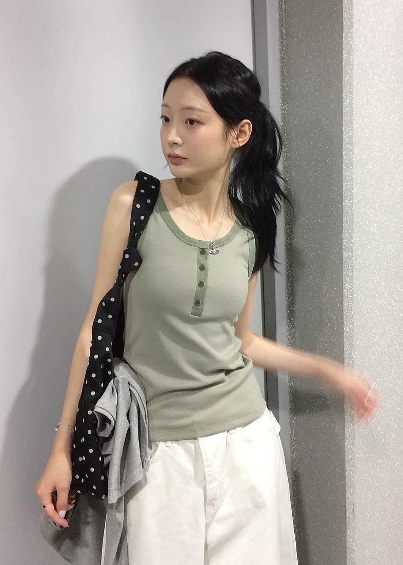 모브앤로지 [레이어드꿀템✨] 빈티지 버튼 배색 라운드 나시 (2color)